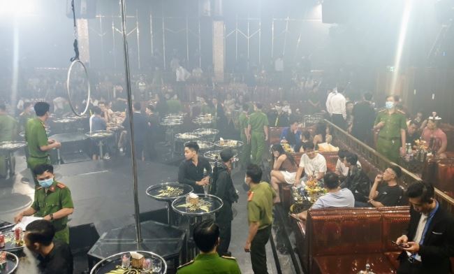 Nam nữ thanh niên phê ma túy trong quán bar không phép ở Bình Dương