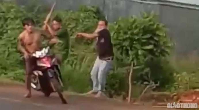 Hai tay hai dao, con nghiện lao vào trụ sở công an giải cứu em trai