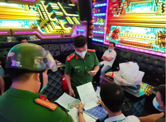 Đà Nẵng: Đột kích 'động lắc' karaoke, bắt quả tang nhóm nam nữ mở tiệc ma túy