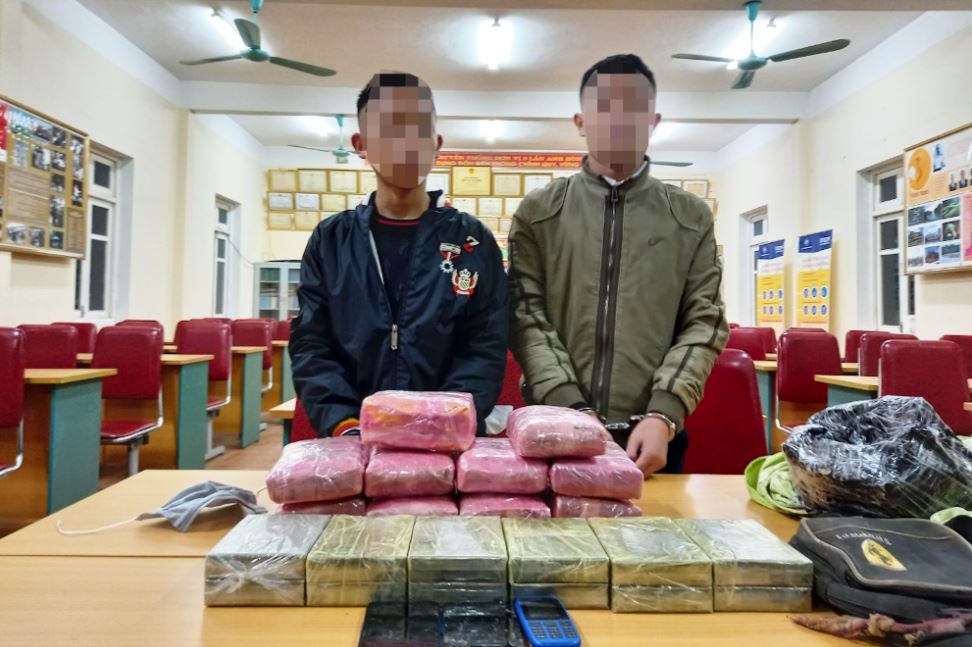 Hai học sinh trung học chở 12 bánh heroin, 54.000 viên ma túy
