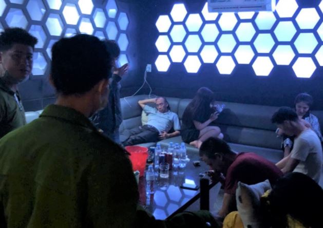 Lại một quán karaoke bất chấp quy định phòng dịch Covid-19 để khách vào hát, 'phê' ma túy