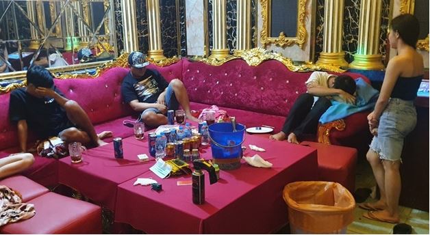 Long An: Tạm giữ hình sự nhân viên quán karake bán ma túy cho khách