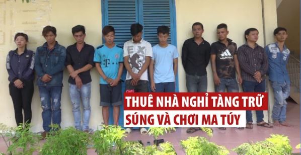 Thuê nhà nghỉ để tàng trữ súng và chơi ma túy